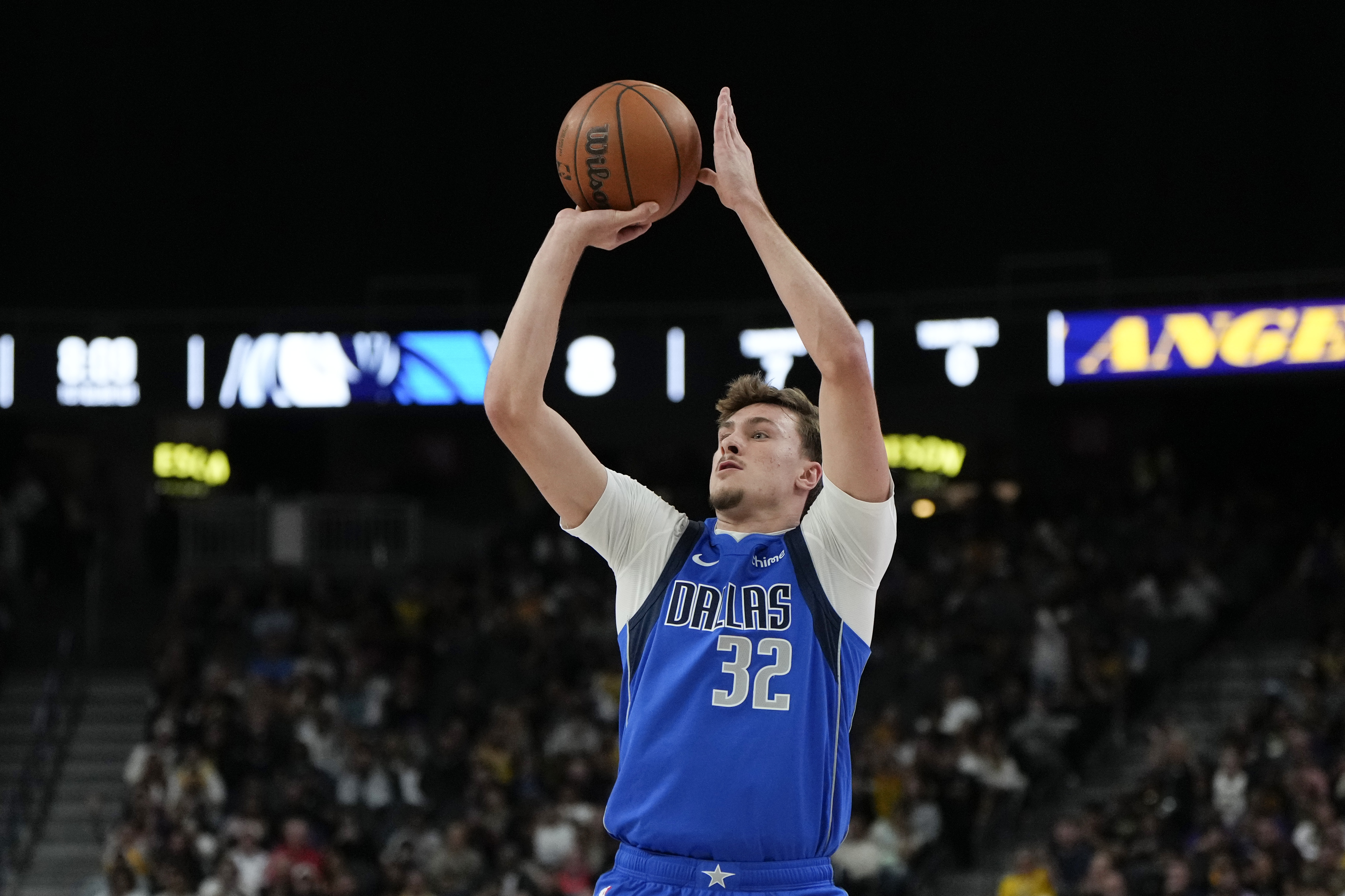 NBA直播热讯：独行侠揭幕战首发大揭秘：弗拉格控卫领衔，众星齐聚战马刺