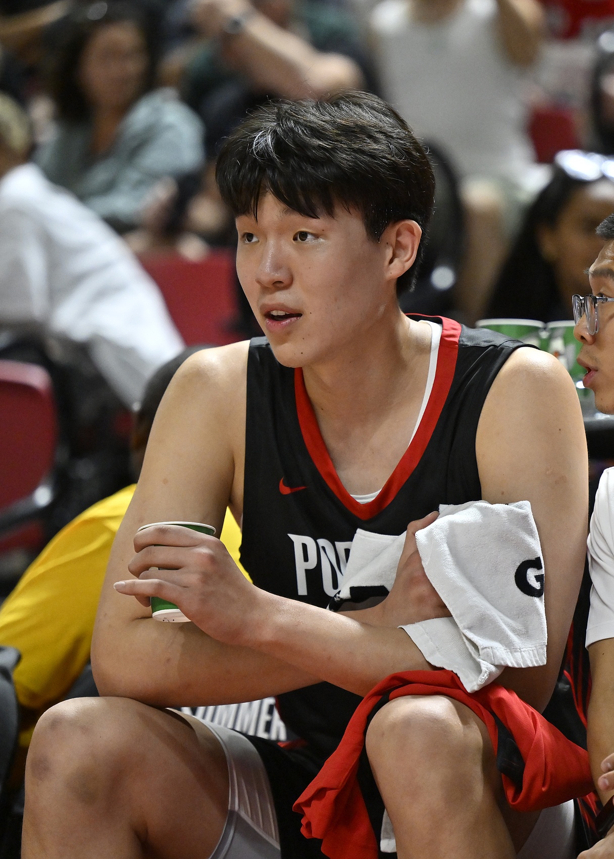 NBA直播热讯：杨瀚森谈开拓者主场：观众热情似火，板凳席上蓄势待发