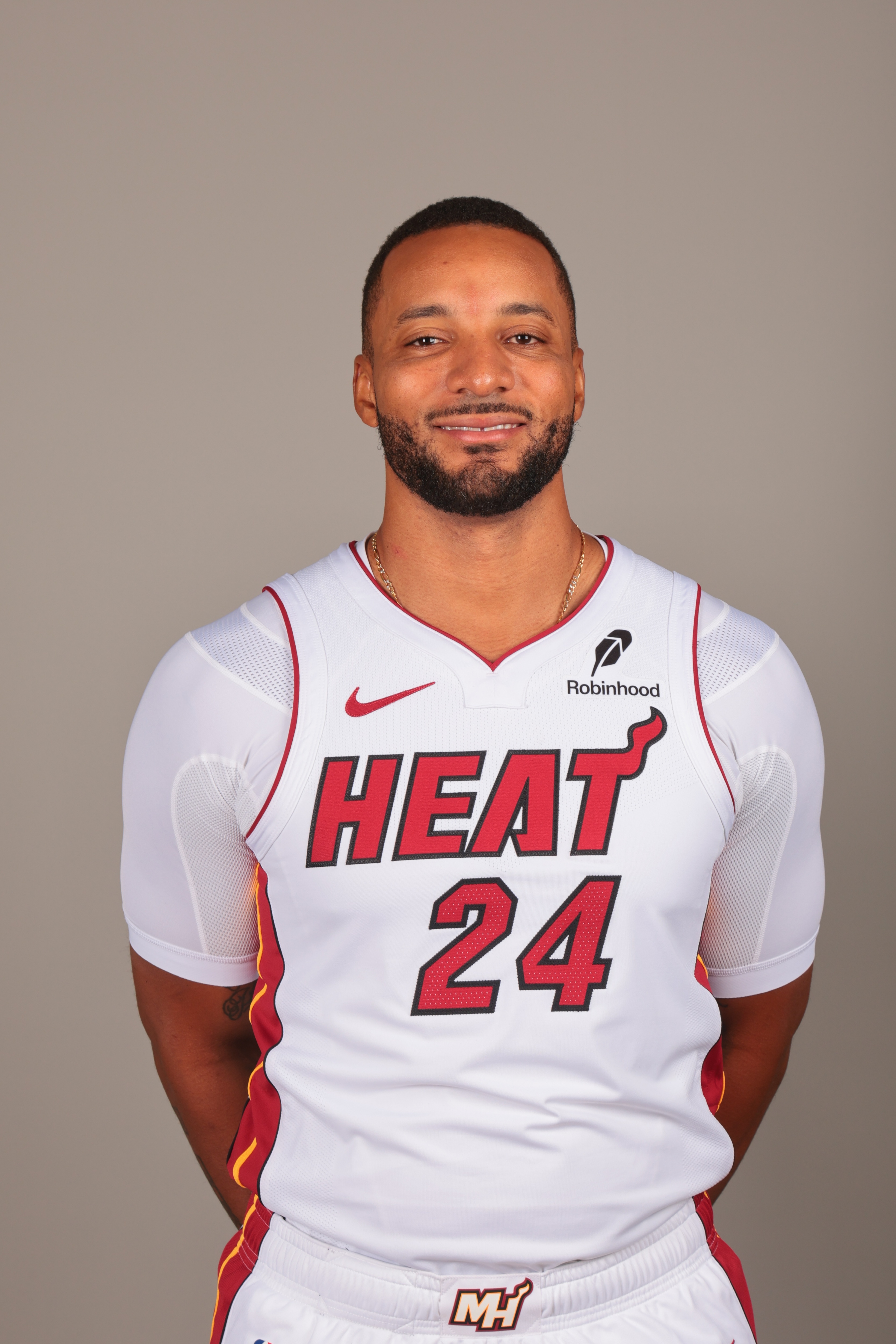 NBA直播热讯：首秀大比拼！鲍威尔闪耀热火，比尔快船却“哑火”